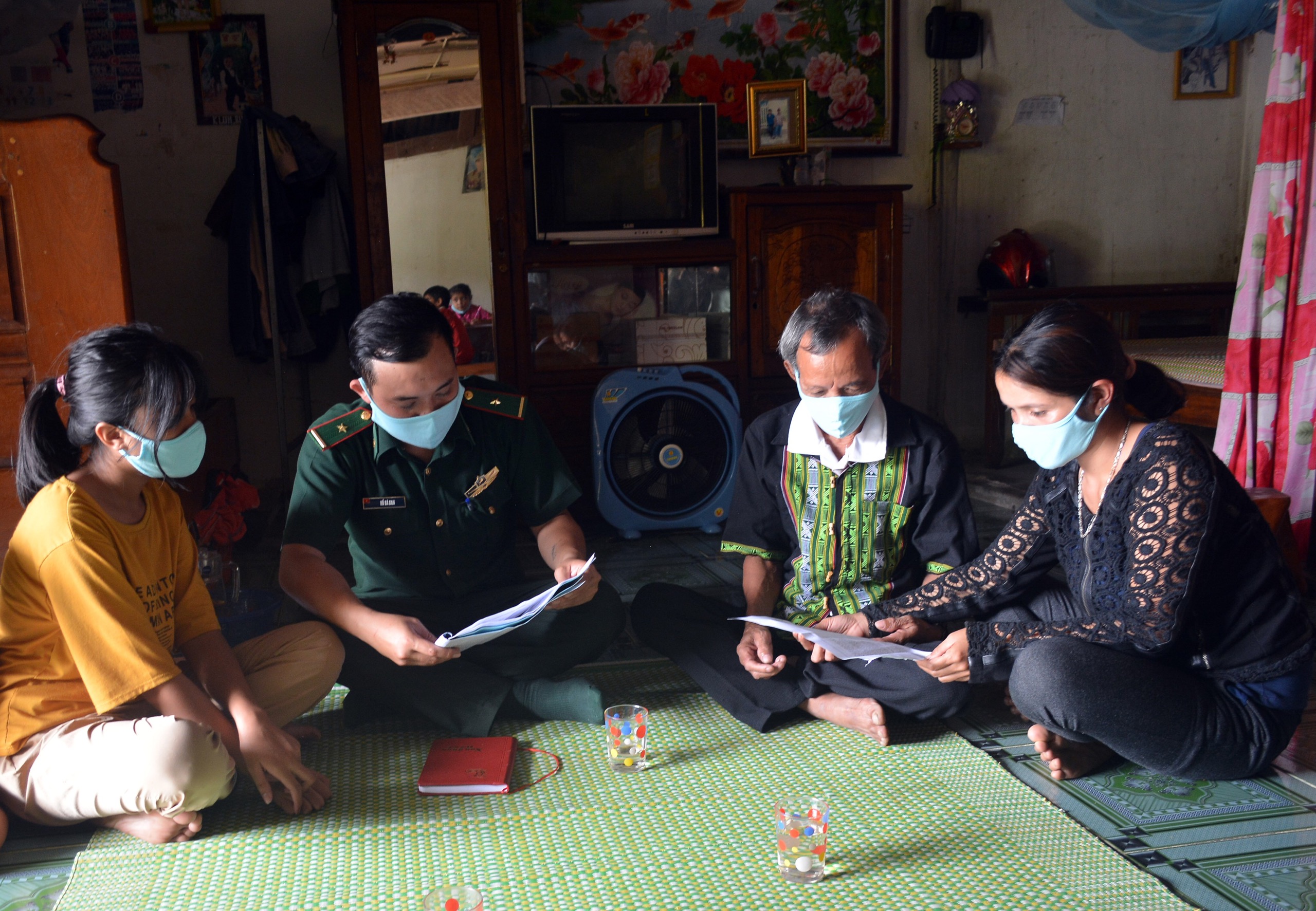 Già làng tham gia phòng, chống dịch Covid-19